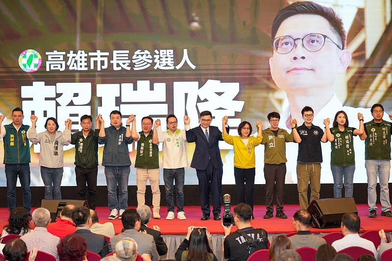 賴瑞隆(右六)獲高雄各大社團與各區議員及參選人出席力挺。   圖：賴瑞隆辦公室/提供