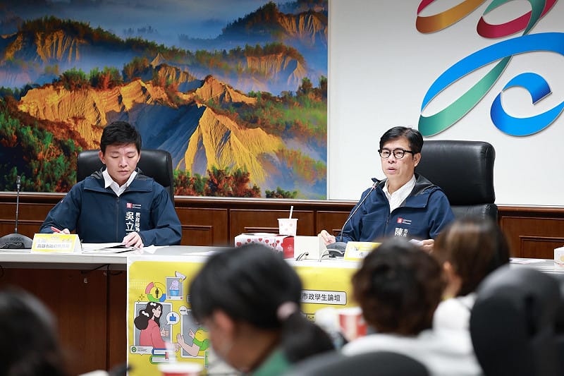 「市政有學聲－2025高雄市政學生論壇」，陳其邁(右)與學生代表對談，吳立森(左)回應教育局關心學生權益的發展。   圖：高雄市教育局/提供