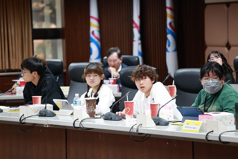 學生代表針對環境保護與永續發展、觀光城市與藝文、道路與交通、教育與學生權益等4大議題進行討論。    圖：高雄市教育局/提供