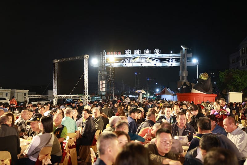 「2025大海開吃－高雄大鮪魷秋季」活動壓軸場，海味晚宴席開111桌。   圖：高雄市政府/提供