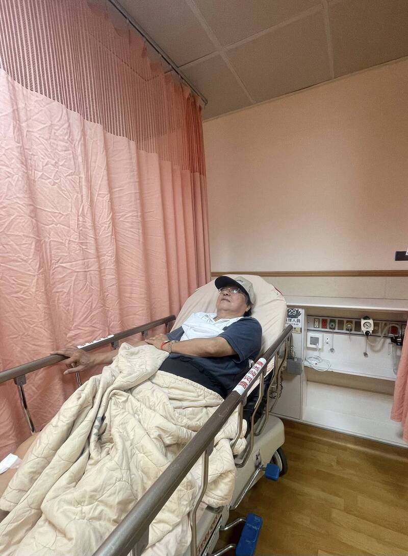 李來希騎乘腳踏車時在路口緊急剎車自摔「當場倒地不起」送醫。   圖：翻攝李來希臉書