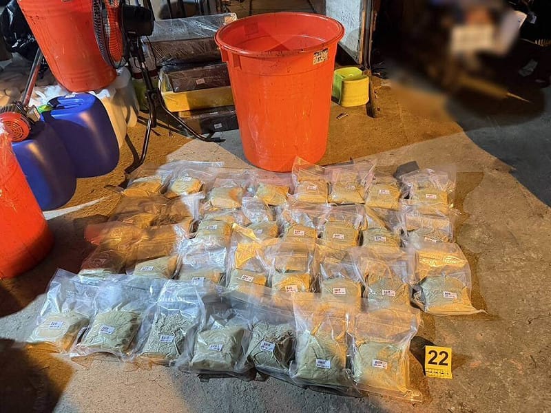 高雄市政府警察局仁武分局與刑事警察大隊、湖內分局組成專案小組，13日前往大樹區山坡地某工寮內查緝，當場查獲年約40歲辛姓主嫌、年約27歲李姓助手及顏姓助手，並查扣一批製毒工具及超過47公斤的「喵喵」毒品成品、300公斤半成品。（高雄市政府警察局仁武分局提供）中央社記者張已亷傳真　114年12月14日   