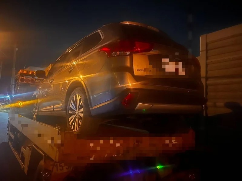 一輛小客車疑因駕駛身體不適，車輛爬上護欄前行嚇壞其他用路人。   圖：翻攝畫面