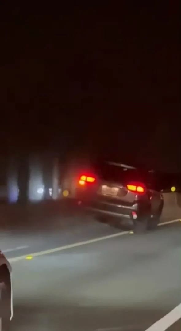 小客車飛簷走壁的畫面引發網友熱議。   圖：翻攝自記者爆料網