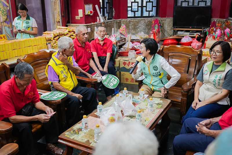 林岱樺(右二)近日連續走訪多場地方宗教行程，一邊為城市祈福，一邊傾聽第一線的市民聲音。   圖：林岱樺辦公室/提供