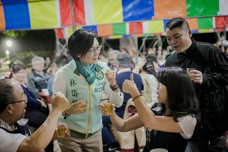 林岱樺(右二)參與地方行程，基層民眾為她加油打氣。   圖：林岱樺辦公室/提供