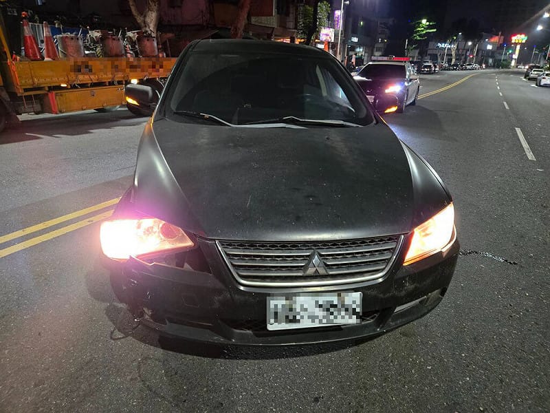 40歲張姓警員12日晚間開車行經高雄市三民區建國一路時，與前車發生碰撞。張男經檢測，酒測值超過法定標準值，全案依公共危險罪嫌移送高雄地檢署偵辦，並記兩大過免職。（高雄市政府警察局三民第二分局提供）中央社記者張已亷傳真　114年12月14日   