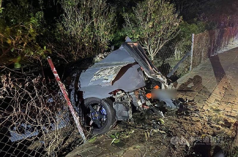 劉姓男子13日晚間開車載1名乘客行經台中西屯區1處路口時，不明原因自撞路樹後摔落路旁邊坡，造成2人多處受傷，警消到場將傷者送醫，並釐清事故原因。（翻攝照片）中央社記者蘇木春傳真　114年12月14日   