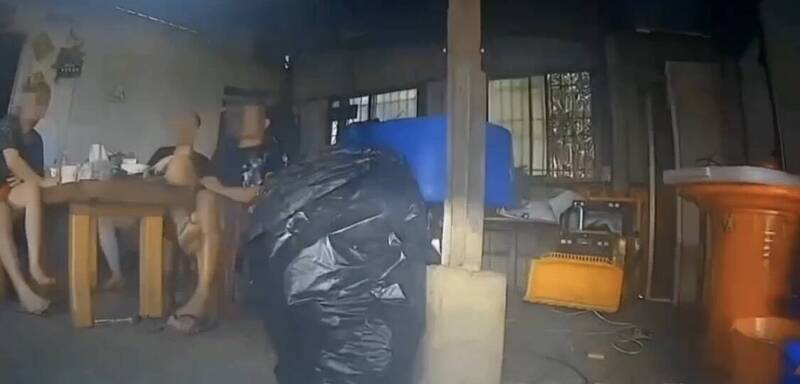 警方機車「先鋒部隊」抵達時3名嫌犯正在休息。   圖：翻攝畫面