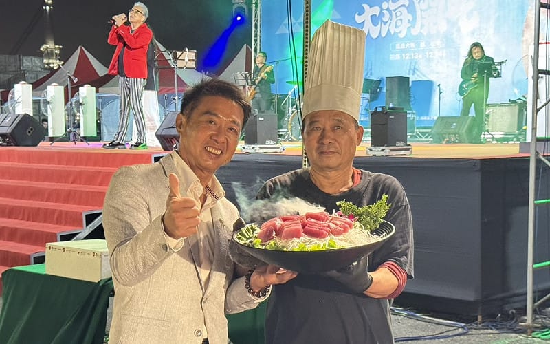 許智傑(左)向民眾推薦高雄豐富的漁獲特產。   圖：許智傑競選總部/提供