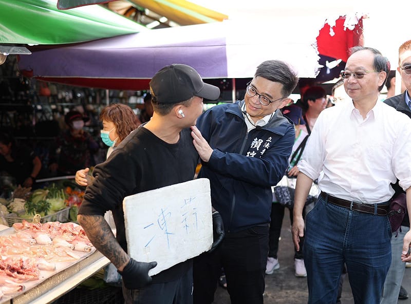 王瑞德(右)陪同賴瑞隆(中)與支持者相見歡。   圖：賴瑞隆辦公室/提供