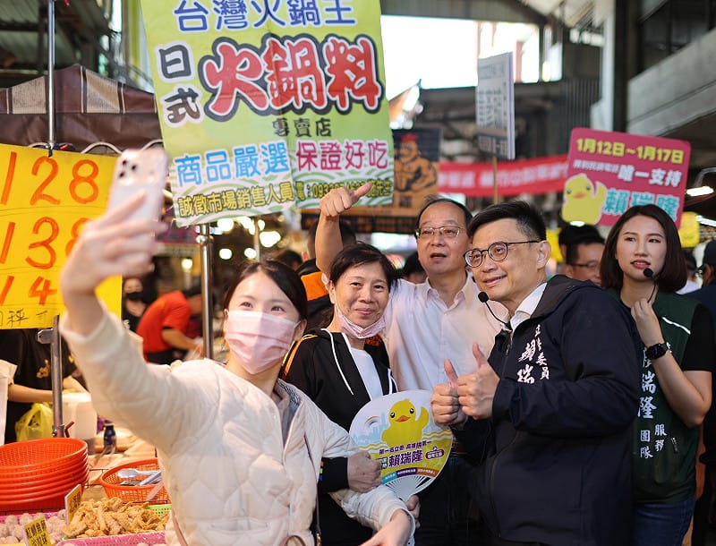 王瑞德(中)陪同賴瑞隆(右二)與支持者自拍。   圖：賴瑞隆辦公室/提供