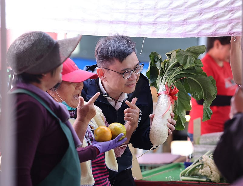 賴瑞隆(右)與市場阿嬤合照。   圖：賴瑞隆辦公室/提供