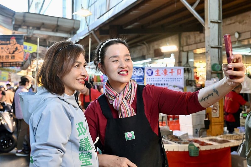 邱議瑩今日前往瑞興市場掃街拜票，遇鄉親感性喊話，她掛保證「會延續高雄的好」。   圖：邱議瑩辦公室提供