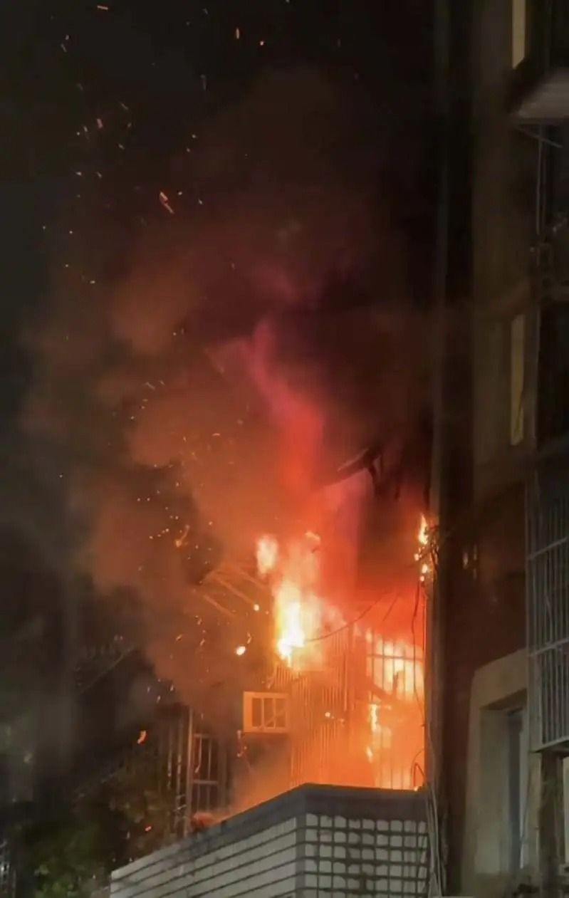 新北市新莊公寓凌晨發生火警，初步研判是客廳電線短路釀災。   圖：翻攝自曾天柔臉書