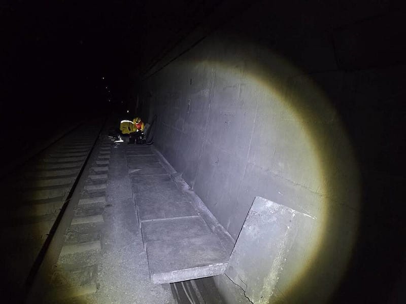 台鐵東部幹線漢本至武塔間（圖），14日凌晨1時1分號誌異常，經查發現號誌用電纜線遭剪斷，但電纜未遭竊，鐵路警察局花蓮分局已成立專案小組，現正調閱路口及沿路監視器畫面，追查可疑人車。（鐵路警察局花蓮分局提供）中央社記者王朝鈺傳真　114年12月14日   