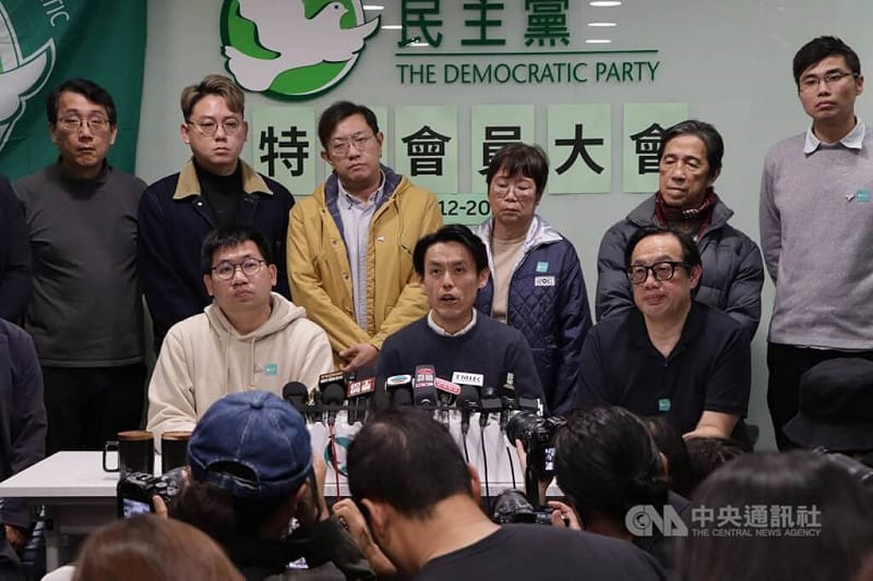 在「港區國安法」壓力下，屬香港民主黨派之一的民主黨14日下午召開特別會員大會，正式表決通過解散該黨及清盤（清算），民主黨主席羅健熙（前排中）即宣布，該黨今天起終止運作。   圖: 中央社提供