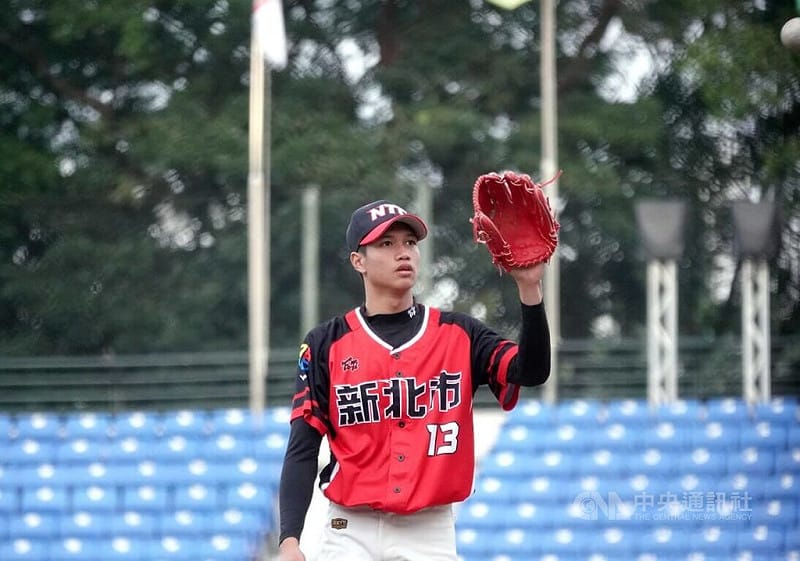 新北富邦國際城市U18棒球邀請賽新北白隊14日首戰與澳洲昆士蘭交手，終場以8比3搶勝，新北白隊投手郭鎧睿（圖）中繼3局、拿下勝投。中央社記者謝靜雯攝　114年12月14日&nbsp;&nbsp;&nbsp;