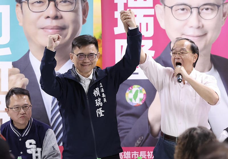 王瑞德(右)呼籲團結共同選出最好的賴瑞隆(左)，守護高雄人的尊嚴。   圖：賴瑞隆辦公室/提供