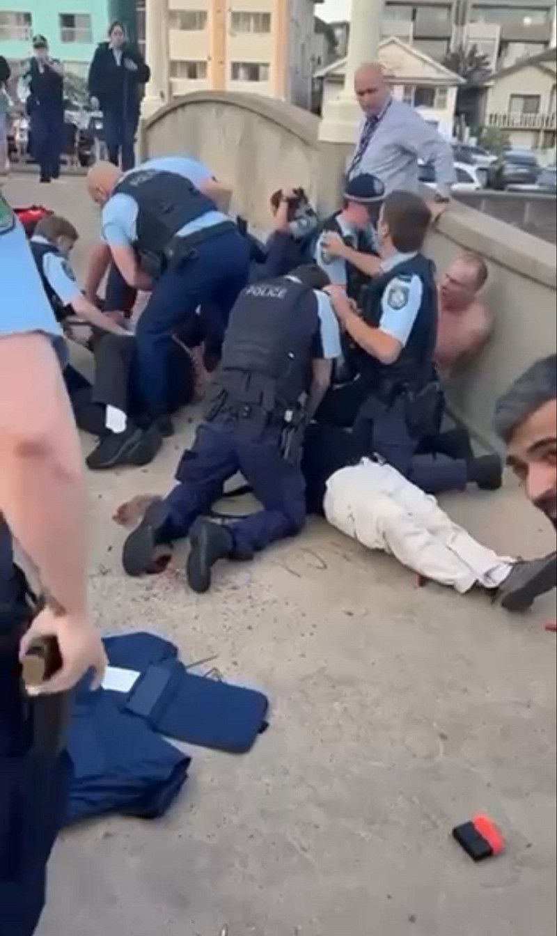 澳洲雪梨的邦代海灘 14 日也發生一起針對猶太裔群體的恐怖攻擊事件。有外媒分析認為,近期一系列暴力事件可能加劇各國甚至國際社會之間的分裂情緒。圖為被澳洲警方逮捕的槍手。 圖:翻攝自 X 澳洲雪梨的邦代海灘 14 日也發生一起針對猶太裔群體的恐怖攻擊事件。有外媒分析認為,近期一系列暴力事件可能加劇各國甚至國際社會之間的分裂情緒。圖為被澳洲警方逮捕的槍手。 圖:翻攝自 X