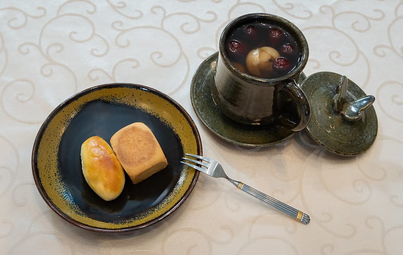 賴清德國政茶敘餐點,鳳梨酥、花蓮薯、桂圓紅棗茶。 圖:總統府提供 賴清德國政茶敘餐點,鳳梨酥、花蓮薯、桂圓紅棗茶。 圖:總統府提供