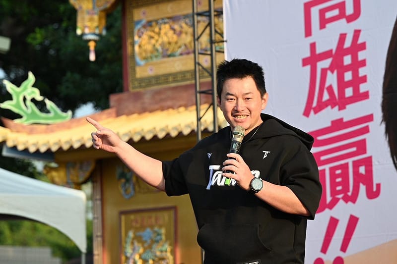 陳柏惟認為邱議瑩直來直往的性格，和高雄人的氣口一致，力挺她是最適合的市長人選。   圖：邱議瑩競選總部/提供