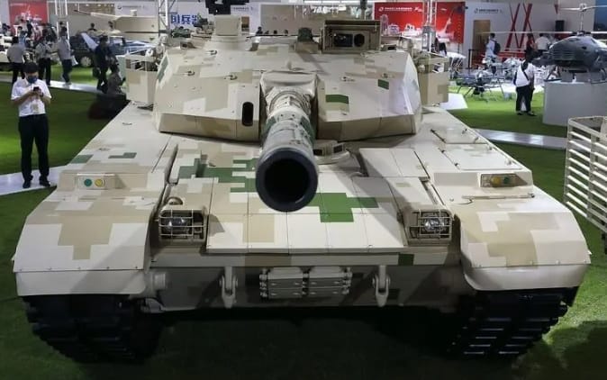 國際武器展中亮相的中國VT-4坦克。 圖 : 翻攝自《沉浮歐羅巴》 國際武器展中亮相的中國VT-4坦克。 圖 : 翻攝自《沉浮歐羅巴》