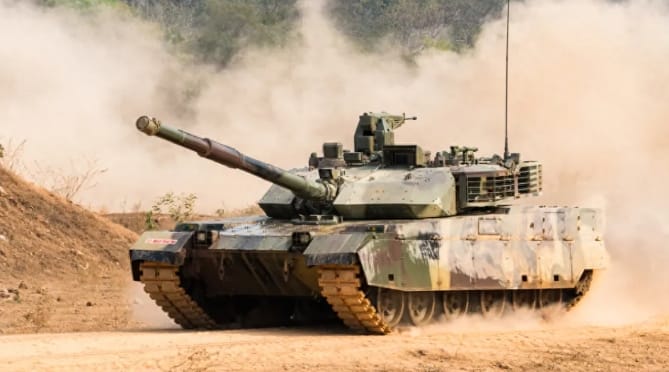 解放軍VT-4主戰坦克。 圖 : 翻攝自《沉浮歐羅巴》 解放軍VT-4主戰坦克。 圖 : 翻攝自《沉浮歐羅巴》