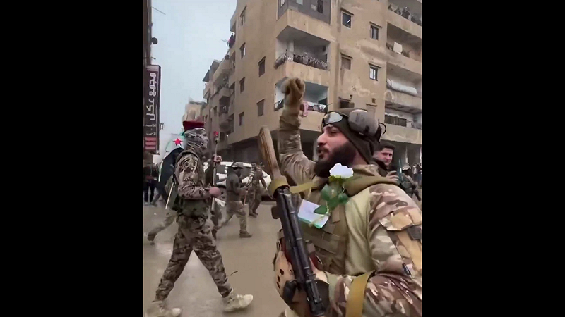 近期來自敘利亞代爾祖爾的新影片顯示，一群與艾哈邁德·夏拉有關的武裝分子高唱軍歌，內容涉及哈瑪斯卡桑旅及加薩，該影片在敘利亞南部部分地區引發不安，民眾擔心該組織可能策動大規模襲擊。   圖:翻攝自影片