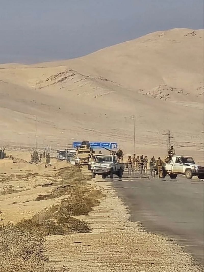 美軍在敘利亞的行動遭到武裝分子襲擊，造成 2 名美軍死亡、3 人重傷。初步報導指出，襲擊者原被認為與 ISIS 有關，但後續調查顯示，實際上襲擊者屬於朱安尼政權的安全部隊成員，與此前在閱兵儀式上高呼消滅以色列的事件無直接關聯。   圖:翻攝自X帳號@Israelwaronhama