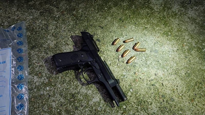 基隆市盧姓男子15日凌晨在車內朝鄭姓男子連開2槍，其中1發子彈擊中鄭男胸腔，導致鄭男死亡，警方上午埋伏逮捕盧男，並在盧男的家中找到1把手槍和7顆子彈（圖），是否為涉案槍枝有待鑑定。（讀者提供）中央社記者王朝鈺傳真　114年12月15日&nbsp;&nbsp;&nbsp;