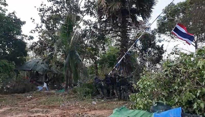 14 日清晨，泰國海軍宣布展開軍事行動，成功收復先前遭柬方控制的土地。海軍發言人表示，凌晨在班農裡、佔拉克分區及達叻府 Mueang 區爆發激烈戰鬥，上午 7 時 20 分已完全控制該區，並插上泰國國旗宣示主權。   圖:翻攝自X帳號@Fangliusy