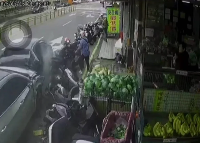 肇事男子沿路衝撞約11輛汽機車後在街邊水果攤停下。&nbsp;&nbsp;&nbsp;圖：翻攝畫面