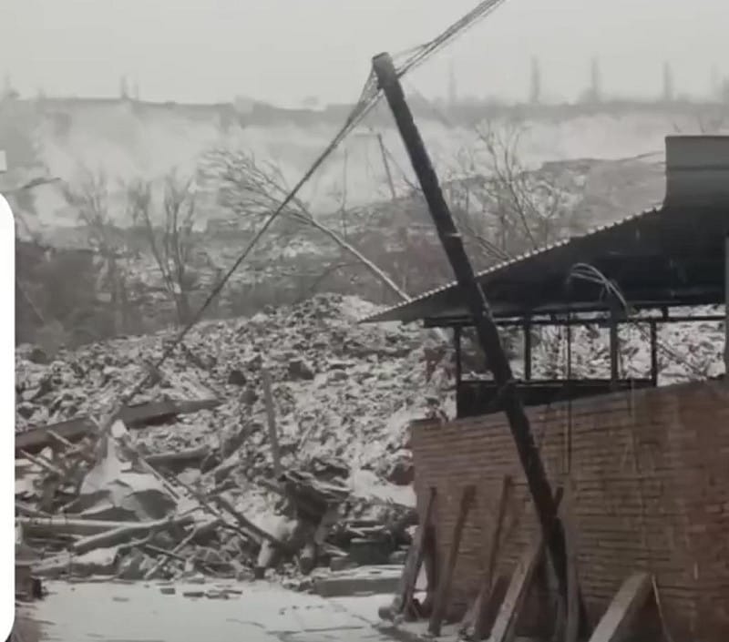  中國甘肅省發生山體滑坡，造成 45 戶住宅遭土石掩埋。 圖：翻攝自 X 