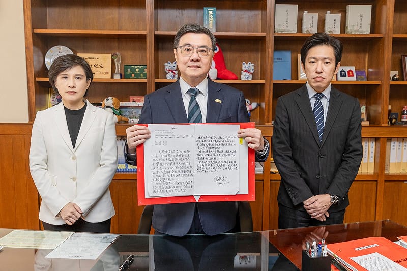 卓榮泰(中)不副署財劃法,並加註意見。 圖:翻攝自卓榮泰臉書 卓榮泰(中)不副署財劃法,並加註意見。 圖:翻攝自卓榮泰臉書