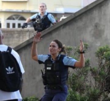 兩名在第一時間到場卻並未針對襲擊行動做出反應的女警也成為網友們的批評目標。   圖：翻攝自 @Israelwaronhama X 帳號