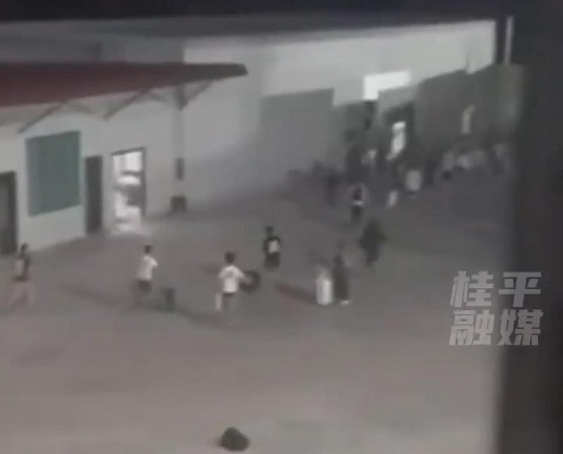泰國對柬埔寨境內「園區」發動空襲,畫面中園區人員倉皇逃竄。 圖:翻攝自 X-抖音@桂平融媒 泰國對柬埔寨境內「園區」發動空襲,畫面中園區人員倉皇逃竄。 圖:翻攝自 X-抖音@桂平融媒