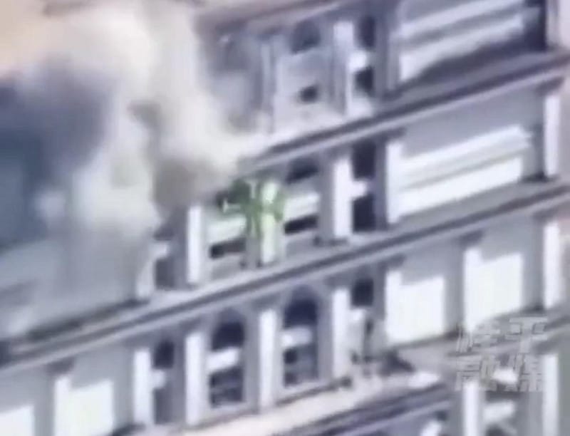 位於塔帕亞邊境綜合體(Ta Phraya)的清剿行動更由泰國海軍和空軍聯手進行,據稱 80% 的建築物已被當場清除。 圖:翻攝自 X-抖音@桂平融媒 位於塔帕亞邊境綜合體(Ta Phraya)的清剿行動更由泰國海軍和空軍聯手進行,據稱 80% 的建築物已被當場清除。 圖:翻攝自 X-抖音@桂平融媒