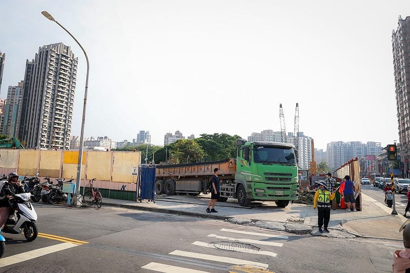 高雄捷運黃線將在2026年進入經費支用高峰，但因財劃法致明年度補助款缺口達103億元，勢必衝擊工程進度。&nbsp;&nbsp;&nbsp;圖：賴瑞隆辦公室/提供