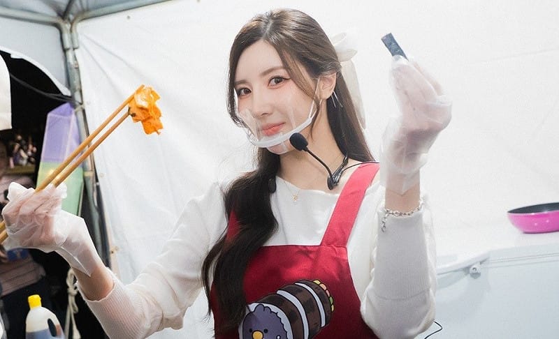 南珉貞示範家鄉美食「忠武海苔飯捲」，並親餵粉絲試吃，展現親民魅力。&nbsp;&nbsp;&nbsp;圖：高雄流行音樂中心/提供