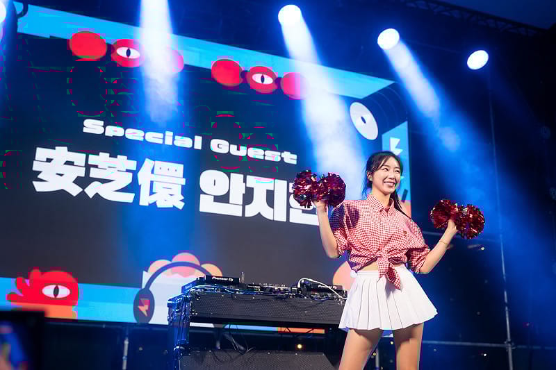 「K-POP DJ Night」安芝儇驚喜現身，以啦啦隊開場帶動第一波熱情。&nbsp;&nbsp;&nbsp;圖：高雄流行音樂中心/提供