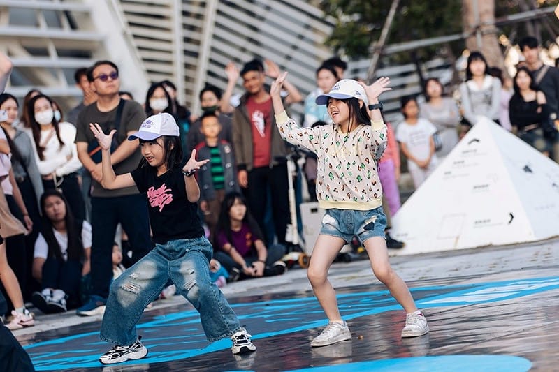 「K-POP 隨機舞蹈」連續兩天吸引百名粉絲參與，最小舞者僅7歲。&nbsp;&nbsp;&nbsp;圖：高雄流行音樂中心/提供