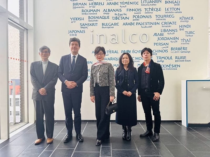 法國國立東方語言與文化學院（INALCO）與駐法代表處教育組簽署台灣研究講座備忘錄。講座負責人劉展岳（右1）說，他在這項5年期計畫中選擇從文化角度切入。（駐法代表處教育組提供）中央社記者曾依璇巴黎傳真　114年12月16日&nbsp;&nbsp;&nbsp;