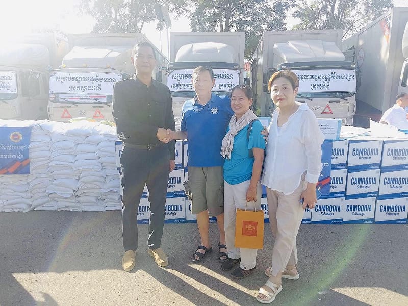 最左邊為暹粒省長Mr.Prak Sophorn，最右邊為新頭殼記者謝莉慧。&nbsp;&nbsp;&nbsp;圖：林修卉/攝