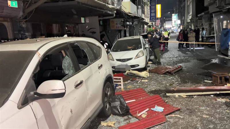 氣爆威力驚人，10戶住宅與3輛車遭波及。&nbsp;&nbsp;&nbsp;圖：民眾提供