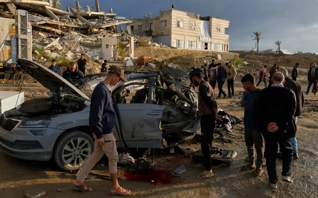 此次空襲發生在加薩停火線哈瑪斯控制一側的拉希德公路,以軍鎖定一輛行駛中的車輛發動打擊,造成 4 人死亡、20 餘人受傷。 圖:翻攝自土澳的生活 此次空襲發生在加薩停火線哈瑪斯控制一側的拉希德公路,以軍鎖定一輛行駛中的車輛發動打擊,造成 4 人死亡、20 餘人受傷。 圖:翻攝自土澳的生活