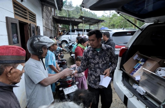 雖然印尼當局強調仍在進行救災工作，並承諾保障災民基本生活，但仍有許多民眾對當局的救災態度感到不滿。圖為領取援助藥品的印尼民眾。&nbsp;&nbsp;&nbsp;圖：翻攝自 澎湃新聞