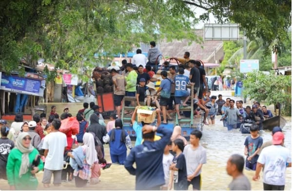 印尼蘇門答臘島冷吉縣丹戎普拉鎮，受災民眾涉水出行。&nbsp;&nbsp;&nbsp;圖 : 翻攝自視覺中國