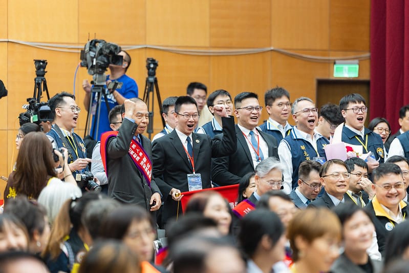 賴清德頒發公務人員傑出貢獻獎,得獎者很開心。 圖:總統府提供 賴清德頒發公務人員傑出貢獻獎,得獎者很開心。 圖:總統府提供