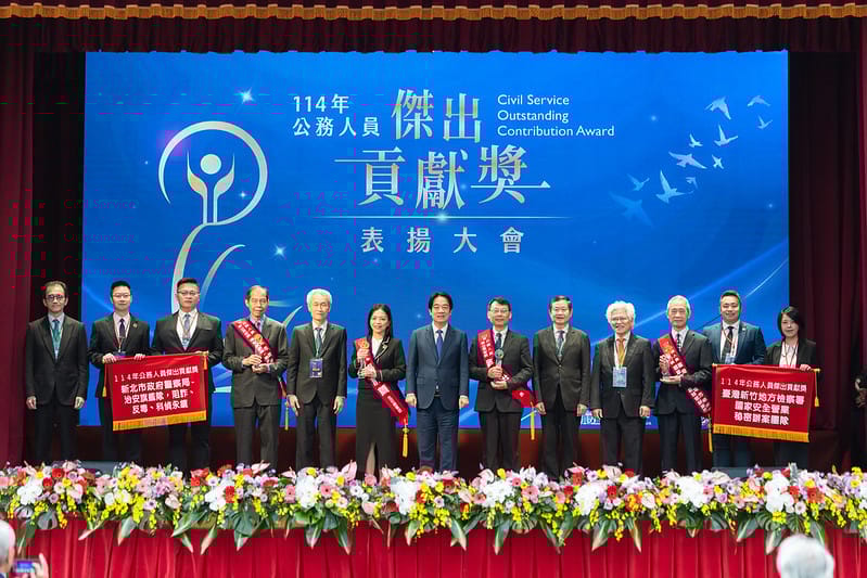 賴清德頒發公務人員傑出貢獻獎。 圖:總統府提供 賴清德頒發公務人員傑出貢獻獎。 圖:總統府提供